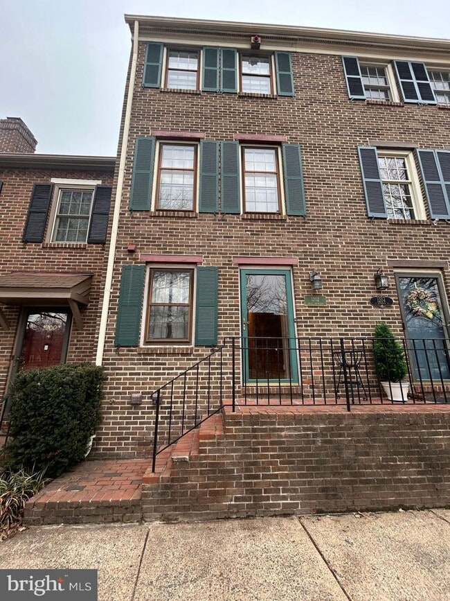 Building Photo - 1202 W Abingdon Dr