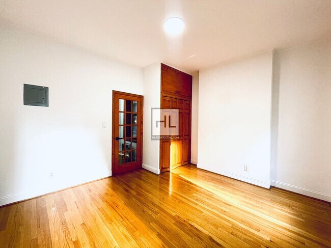 Building Photo - Freshly updated 1 Bed + W/D | East 11th St...