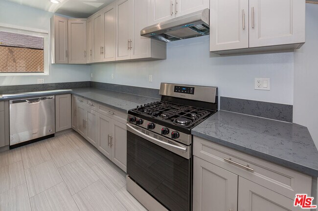 Foto del edificio - 13659 W Magnolia Blvd