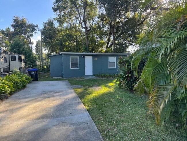 Recently Renovated 1/1 Cozy cottage with water included** - Recently Renovated 1/1 Cozy cottage with water included** House