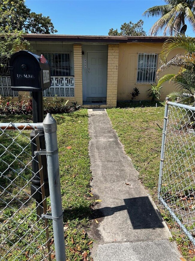 Foto del edificio - 9900 NW 10th Ave