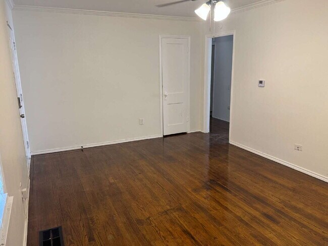 Foto del edificio - "Charming 4-Bed Lubbock Retreat: Granite Kitchen, Hardwood Elegance & Cozy Fireplace!"