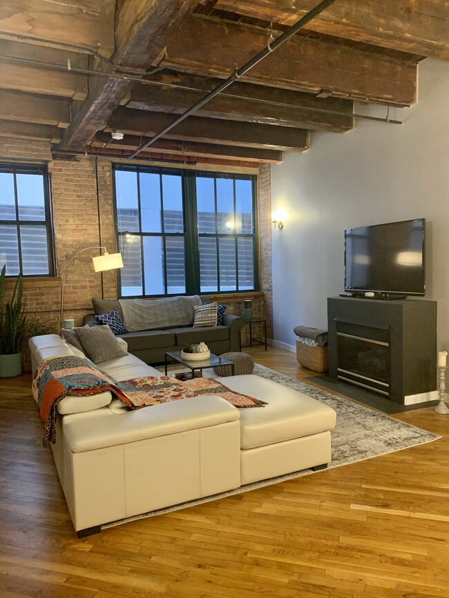 Building Photo - 732 S Financial Pl