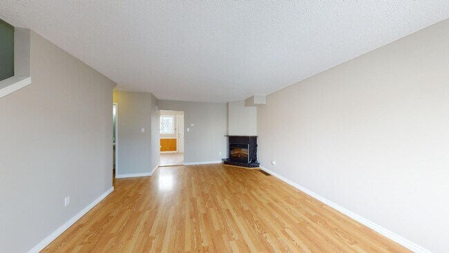 Building Photo - SPACIOUS THREE BEDROOM TOWNHOME BY HOSPITAL