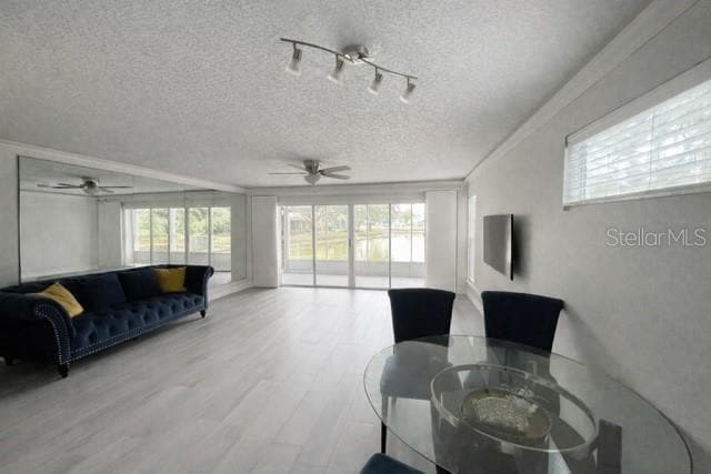 Foto del edificio - 9030 Lake Pl Ln