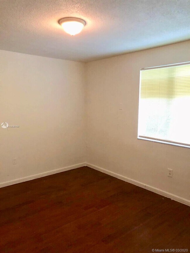 Building Photo - 828 SW 2nd St  5 Miami Fl 33130