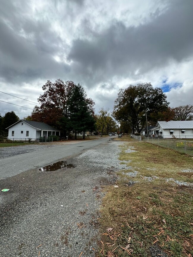 Building Photo - Roomy 3 bed 1 bath House in the Southside!