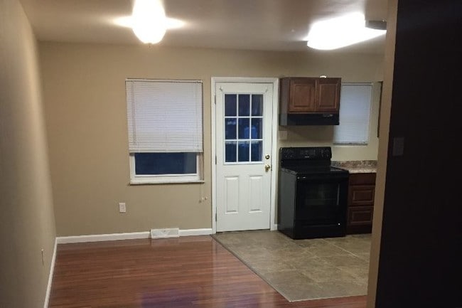 dining area - 503 N 5th St