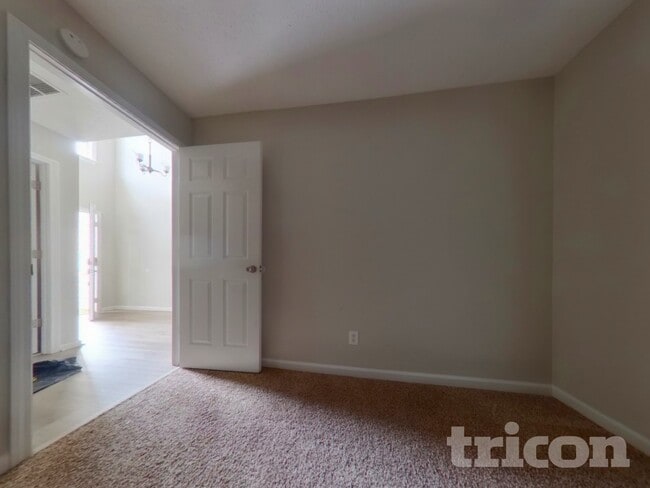 Building Photo - 6452 Shadow Ct