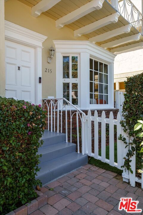 Building Photo - 215 S Poinsettia Pl