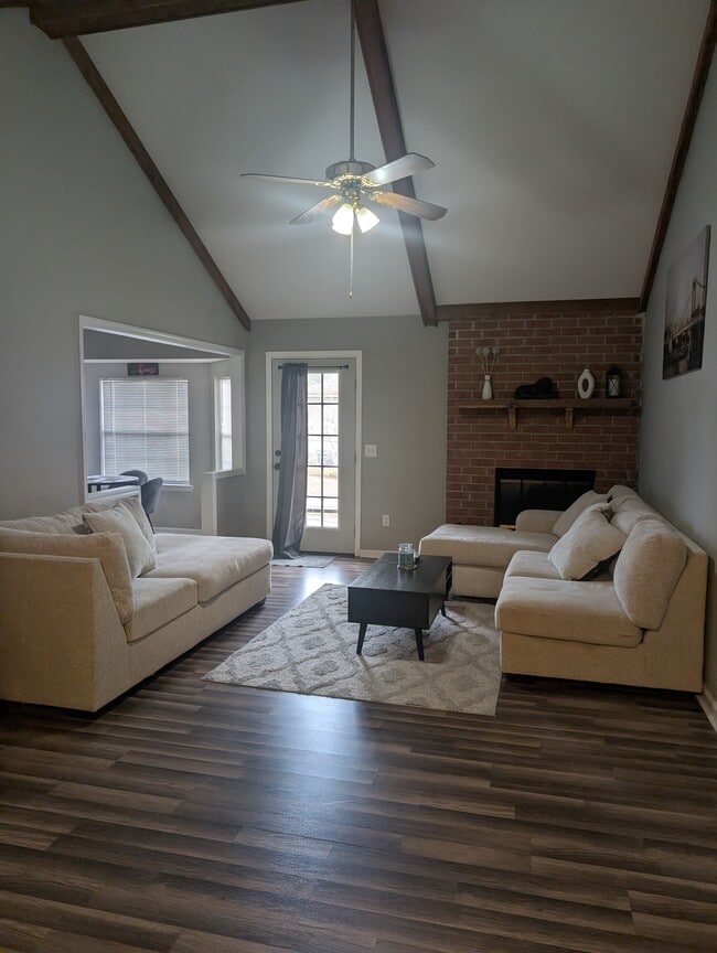 Foto del edificio - 627 Trevor St