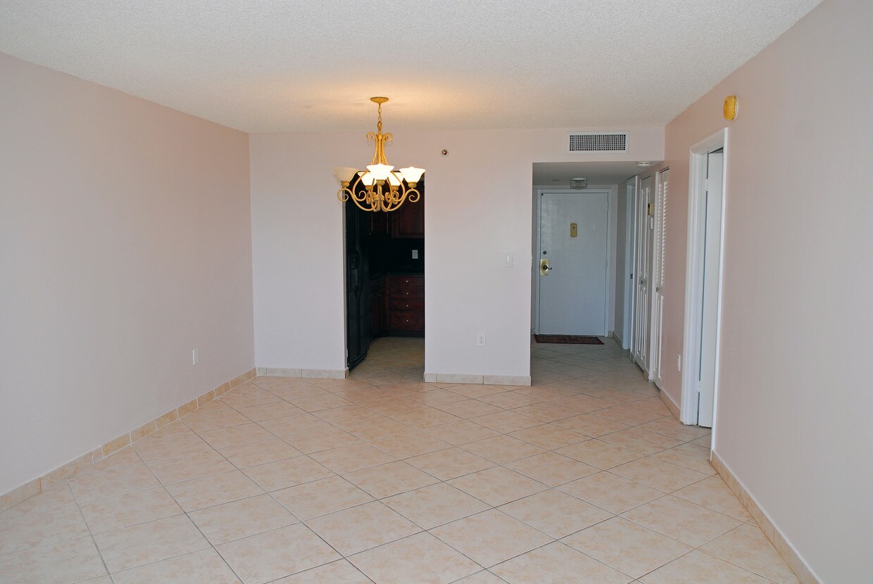Living and Dining room - 900 St Charles Pl