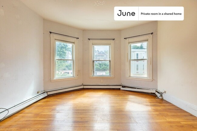 Building Photo - Private bedroom in 6 bed/2 bath Home