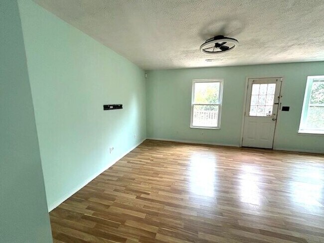 Building Photo - Nice 2 bedroom 2 bath home