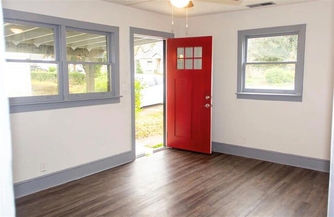 Foto del edificio - 2418 Crestview Ave