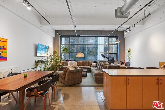 Building Photo - 1130 Flower St