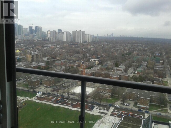 Building Photo - 170 Sumach St