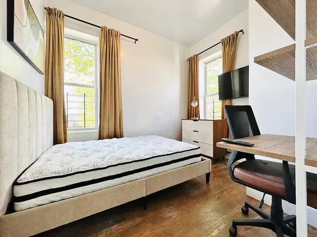 Building Photo - Furnished room/NOT APARTMENT