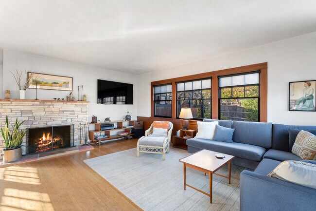 Building Photo - 31 Rockview Dr