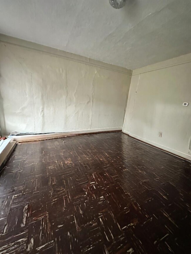 Building Photo - FREE OF SECURITY DEPOSITS 3 Bed 1 Bath clo...