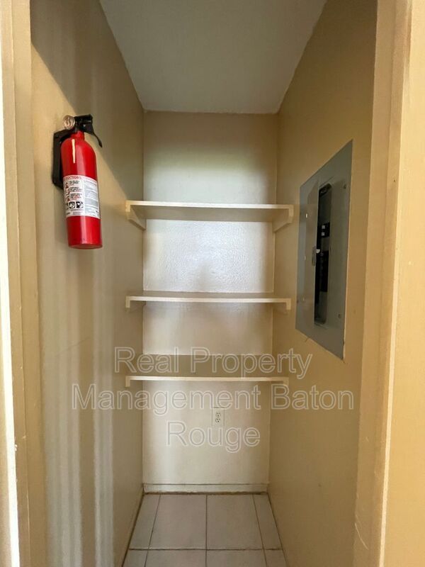 Building Photo - 4152 Southpark Dr