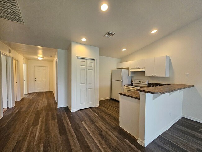 Foto del edificio - 2 Bedroom + Den Duplex