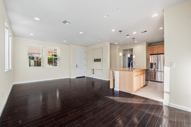 Building Photo - 528 Crown Point Terrace
