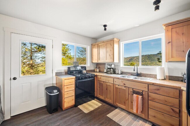 Building Photo - Discover Tranquility in This Charming 1-Be...
