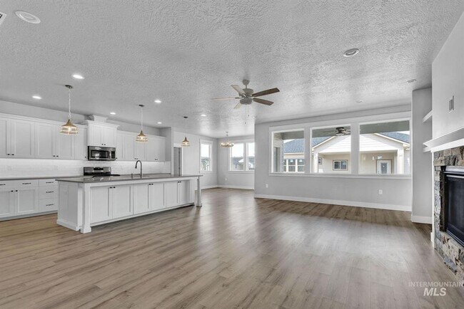 Foto del edificio - Immaculate Single-Level Home w/3-Car Garage
