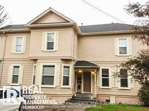 Primary Photo - Cat-friendly, Victorian upstairs apartment!