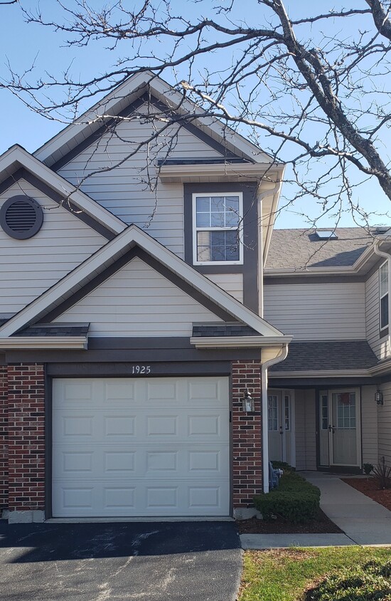 1925 Grove Ave, Schaumburg, IL 60193 Townhome Rentals in Schaumburg
