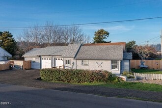 Building Photo - 820 NE Broadway St