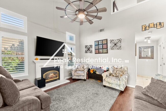 Foto del edificio - Spacious 4bd/3ba Roseville Home with Pool!