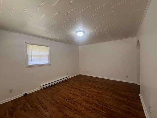 Building Photo - 5519 Higgins ~ Bonnie Doone