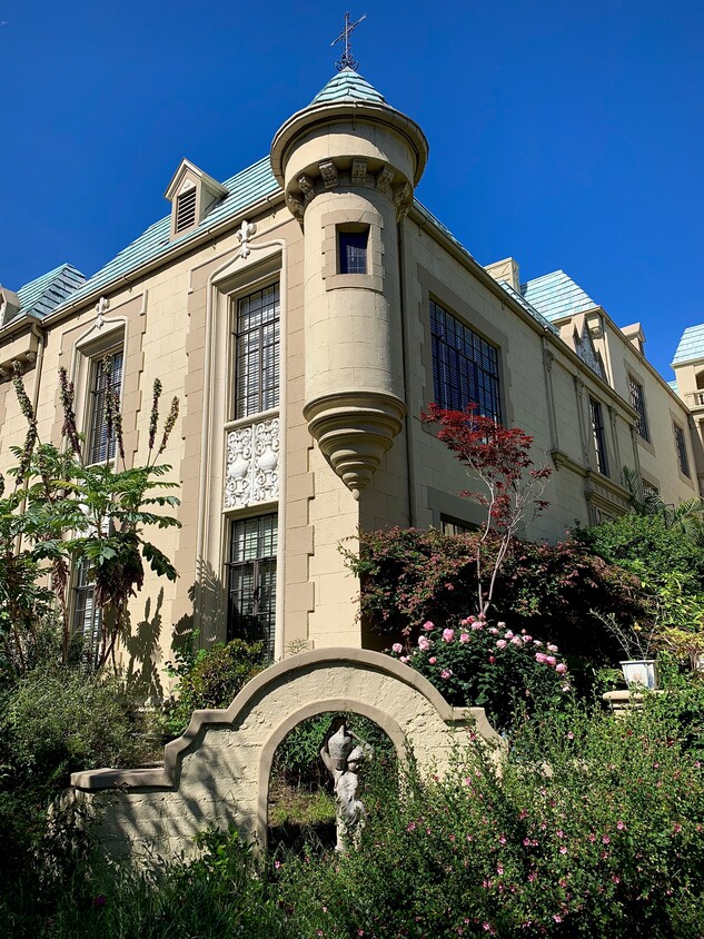 Primary Photo - 613 S Burnside Ave