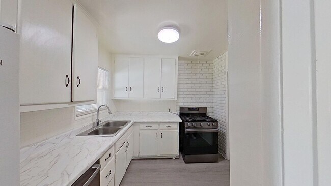 Building Photo - 2337 Carol Dr