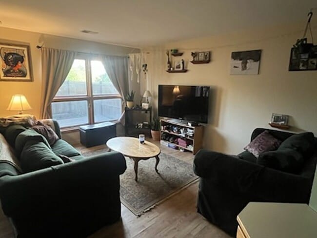 Building Photo - This 3 Bedroom, 2.5 bath condo is located ...