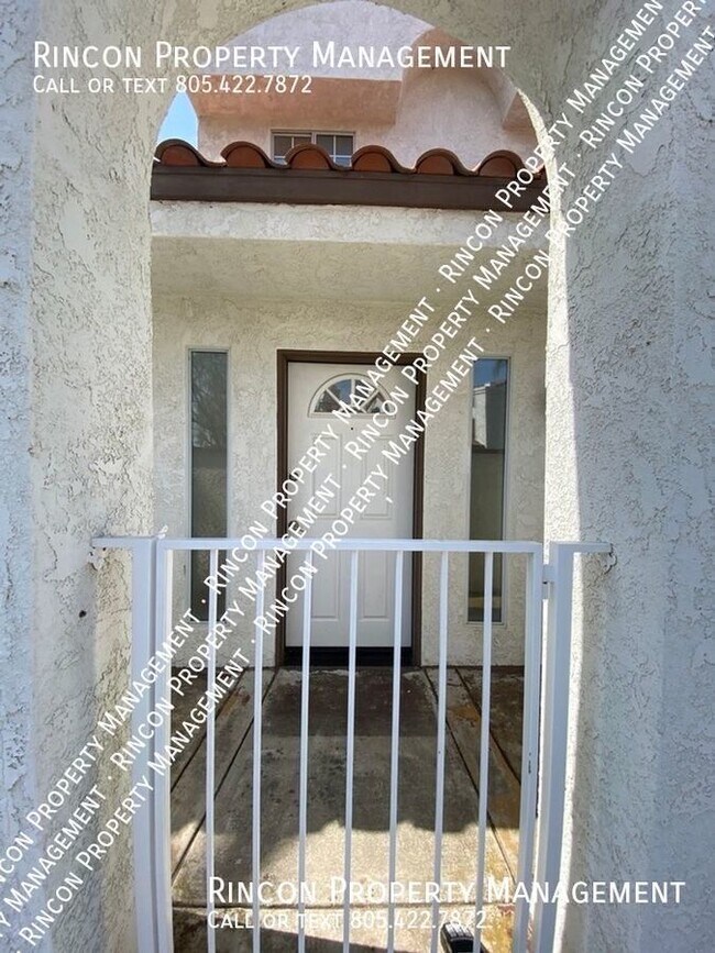 Building Photo - Gorgeous 2 Bedroom + Bonus Downstairs Room...