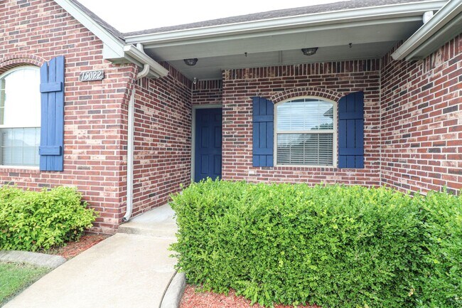 Building Photo - New vinyl plank in bedrooms, hall, new paint, new heat & air conditioning system 2025, large livi...