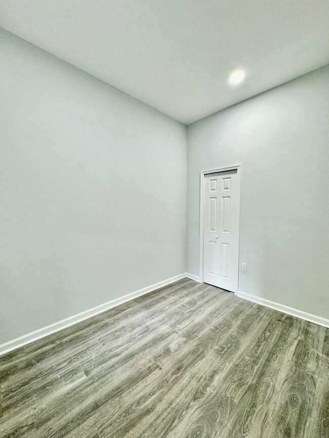 Foto del edificio - 3011 W Girard Ave