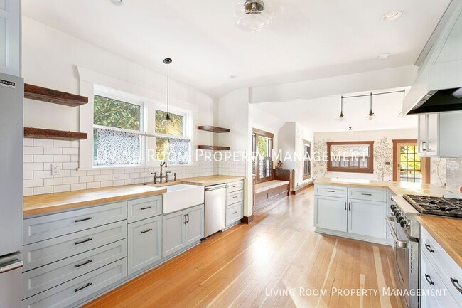 Building Photo - A Rare Sellwood Craftsman Located in the D...