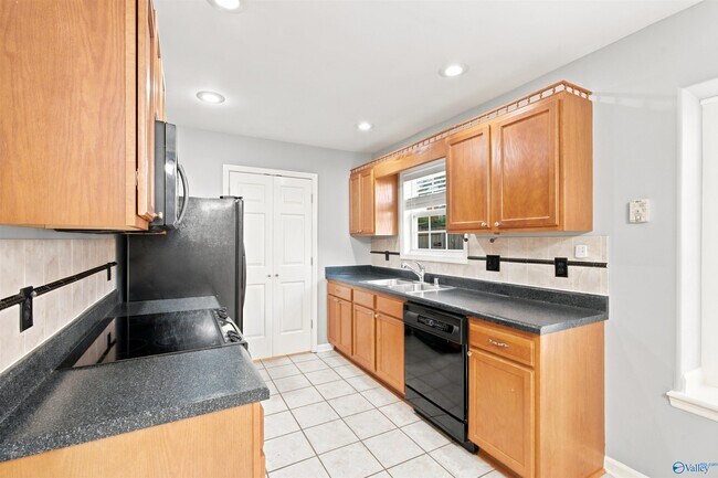 Building Photo - 2524 Clovis Rd SW