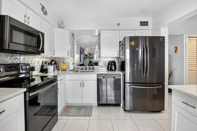 Building Photo - 14527 Bonaire Blvd