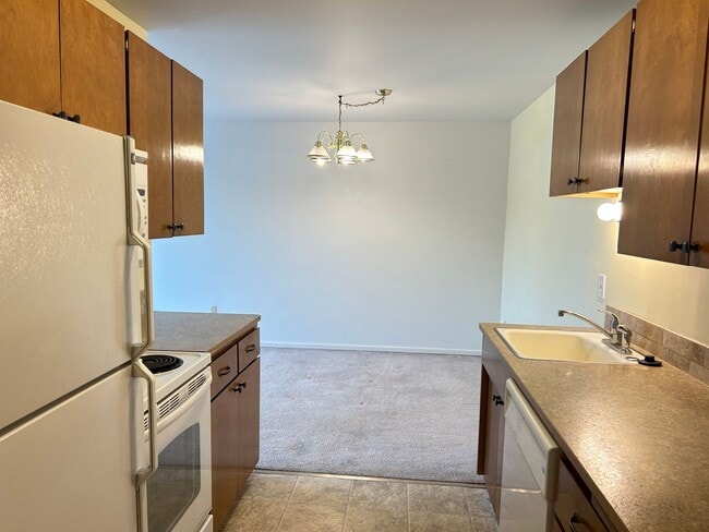 Foto del edificio - Spacious 2 Bed, 1 Bath Apartment at Lynnwood - 62+ Living!!