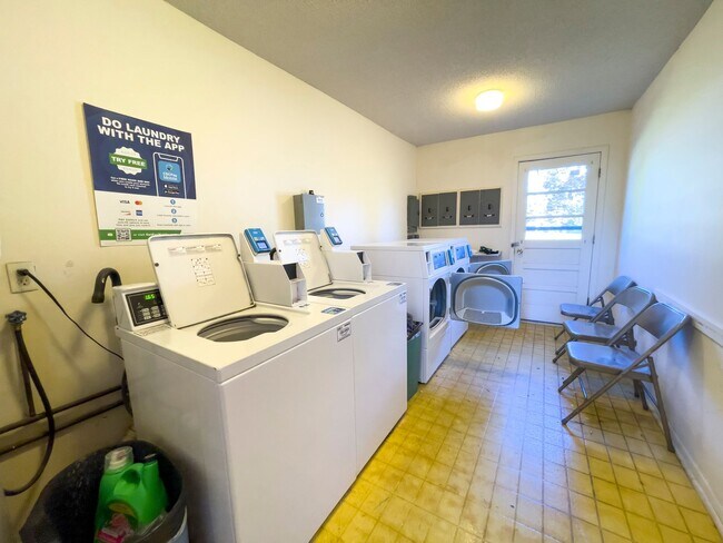 Foto del edificio - Spacious 2 Bedroom with Private Balcony!