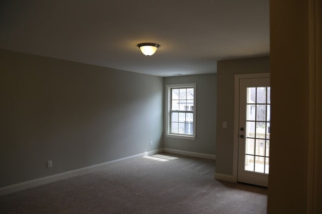 Building Photo - Room in 5 Bedroom Home at Poplar St