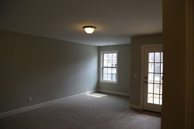 Foto del edificio - Room in 5 Bedroom Home at Poplar St