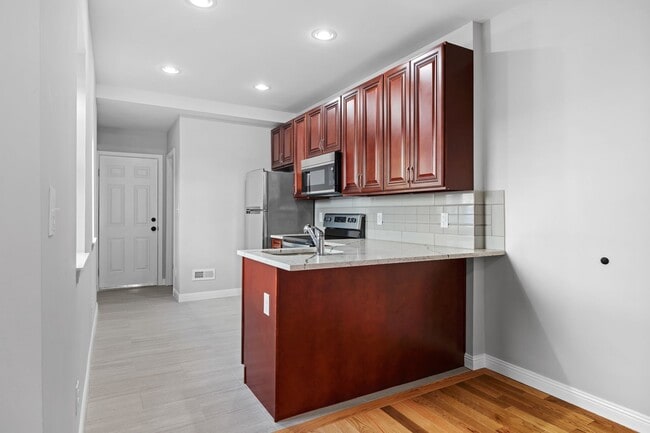 Building Photo - ???COMPLETELY RENOVATED 3 BEDROOM AND 1.5 ...
