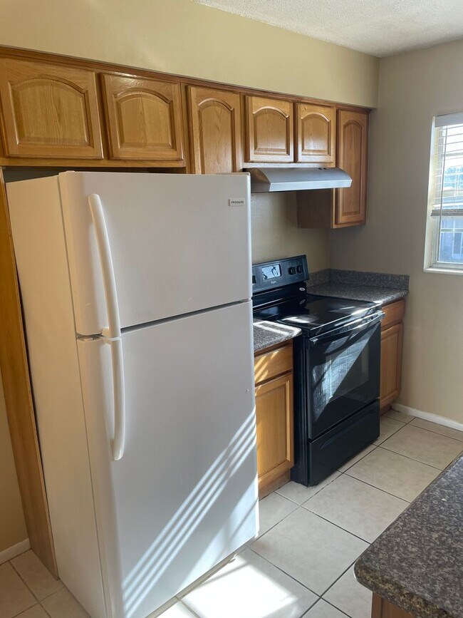 Foto del edificio - 2 bedroom 2 bath - walk in closet - master - dining area in kitchen