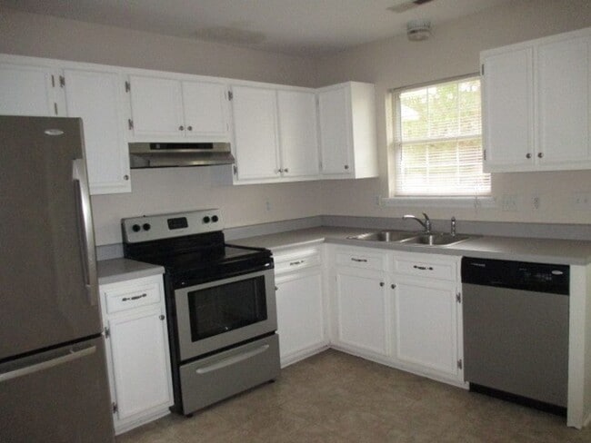 Building Photo - 112 Live Oak Ct